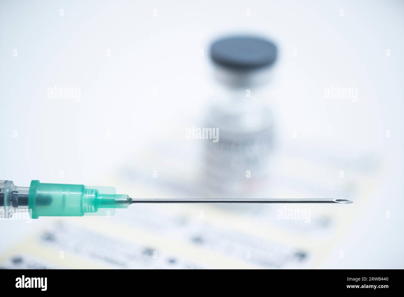 Berlino, Germania. 18 settembre 2023. Una siringa è davanti a una fiala contenente 6 dosi del nuovo vaccino Corona adattato alla sottolinea Omikron XBB.1,5 in una farmacia. Credito: Christophe Gateau/dpa/Alamy Live News Foto Stock