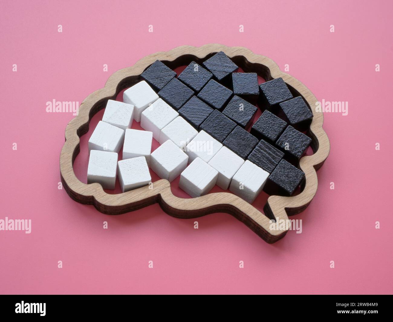 Contorno del cervello in legno con cubi bianchi e neri. Concetto di disturbo bipolare. Foto Stock Contorno del cervello in legno con cubi bianchi e neri. Concetto di disturbo bipolare. Foto Stock