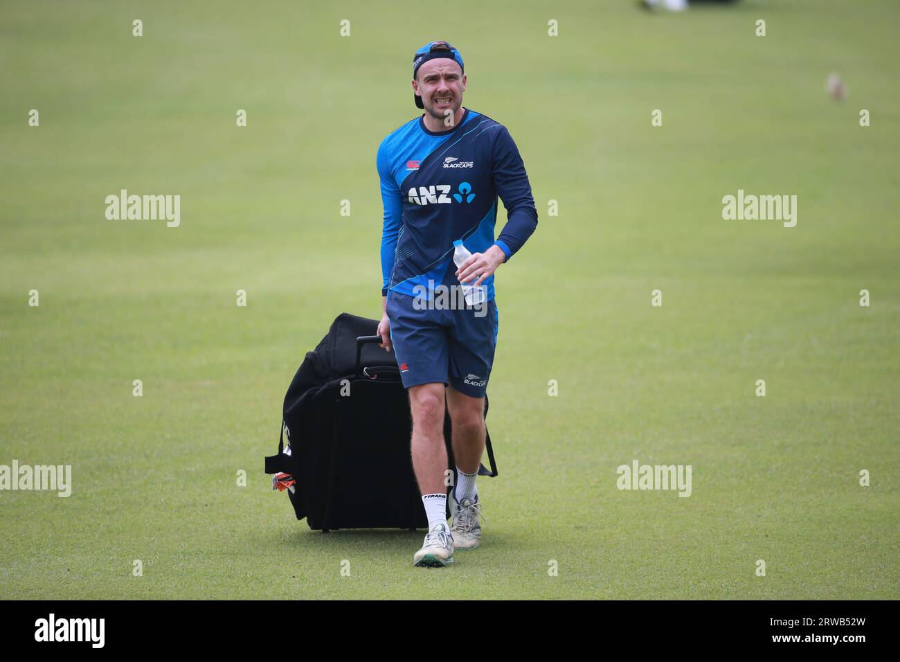 La nuova Zelanda partecipa alle sessioni di allenamento allo Sher-e-Bangla National Cricket Stadium di Mirpur, Dacca, Bangladesh, 18 settembre 2023. Foto Stock