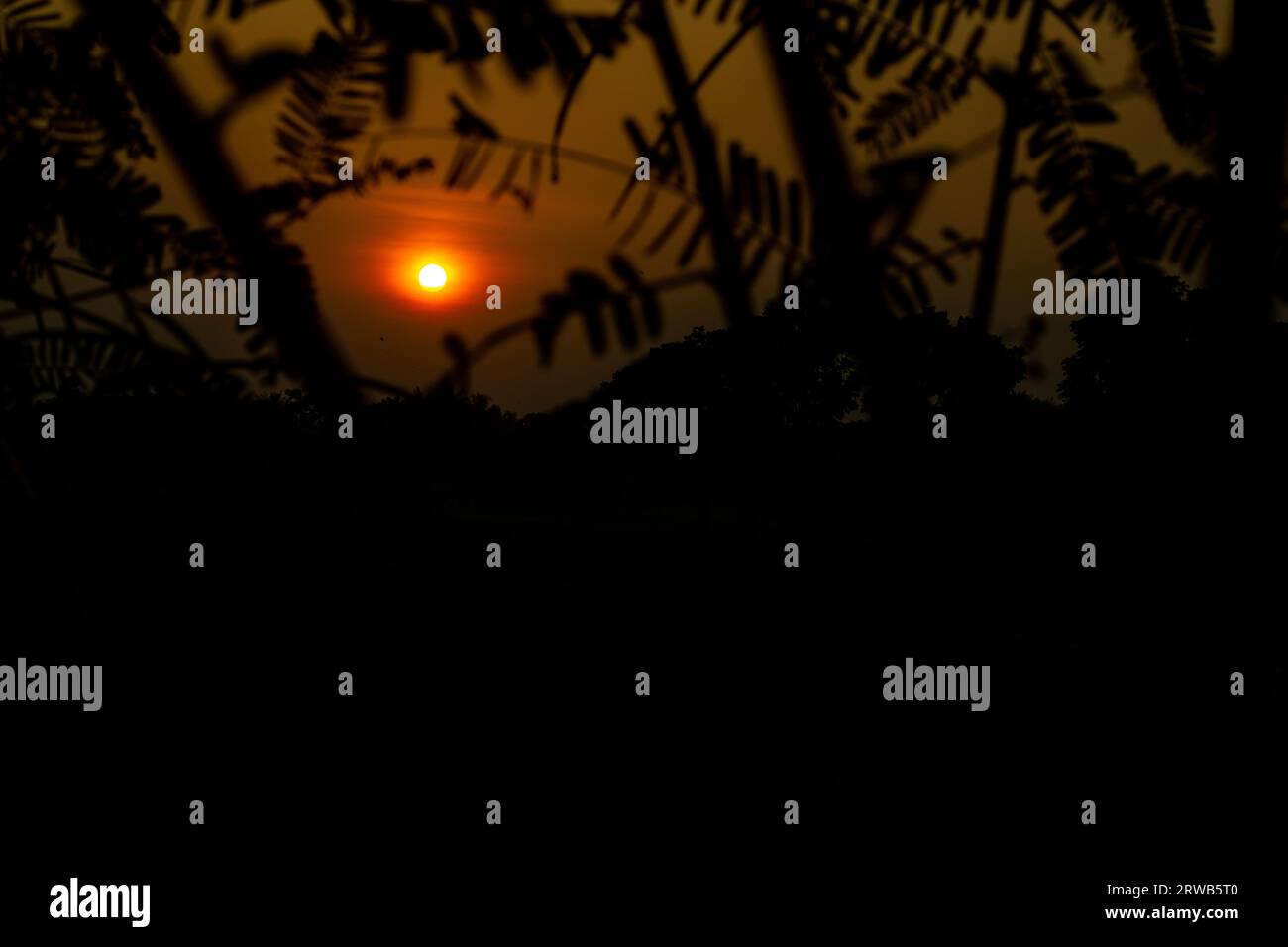 Il crepuscolo civile serale inizia al tramonto. I tramonti sono le meraviglie della natura. Il tramonto è generalmente considerato parte della serata Foto Stock