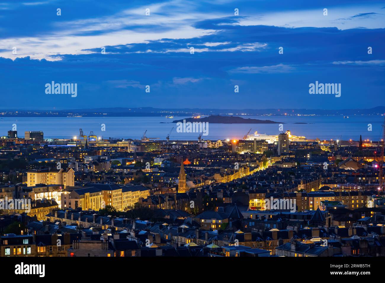 Città di Edimburgo in Scozia, Regno Unito. Paesaggio urbano con i quartieri di Bonnington e Leith da Calton Hill in serata. Foto Stock