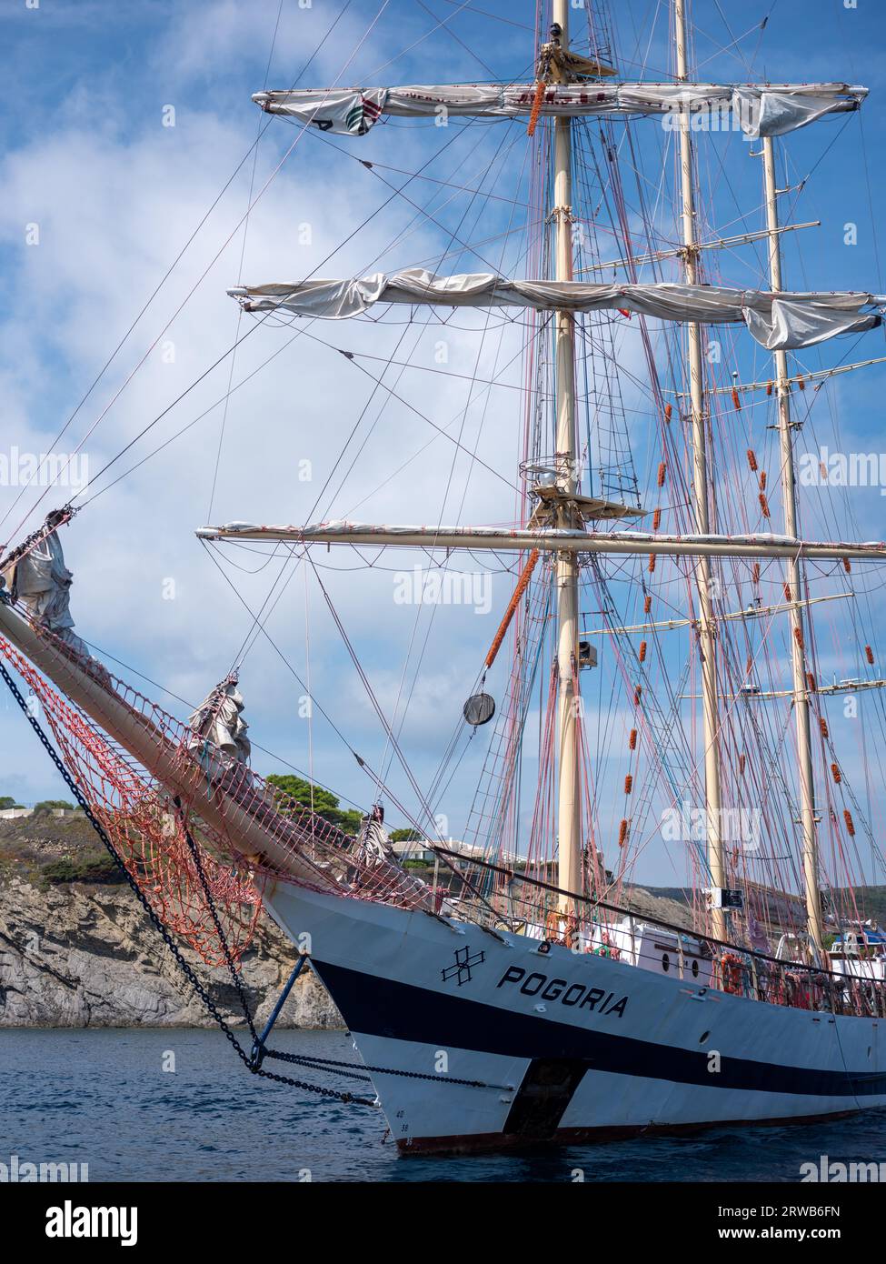 Una grande barca a vela al largo della costa di Cadaques in Catalogna, Spagna. Foto Stock