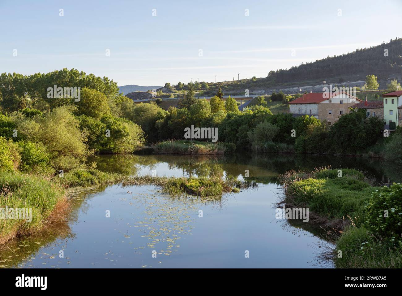 Europa, Spagna, Paesi Baschi, Arminon, vedute del villaggio lungo le rive del fiume Zadorra Foto Stock