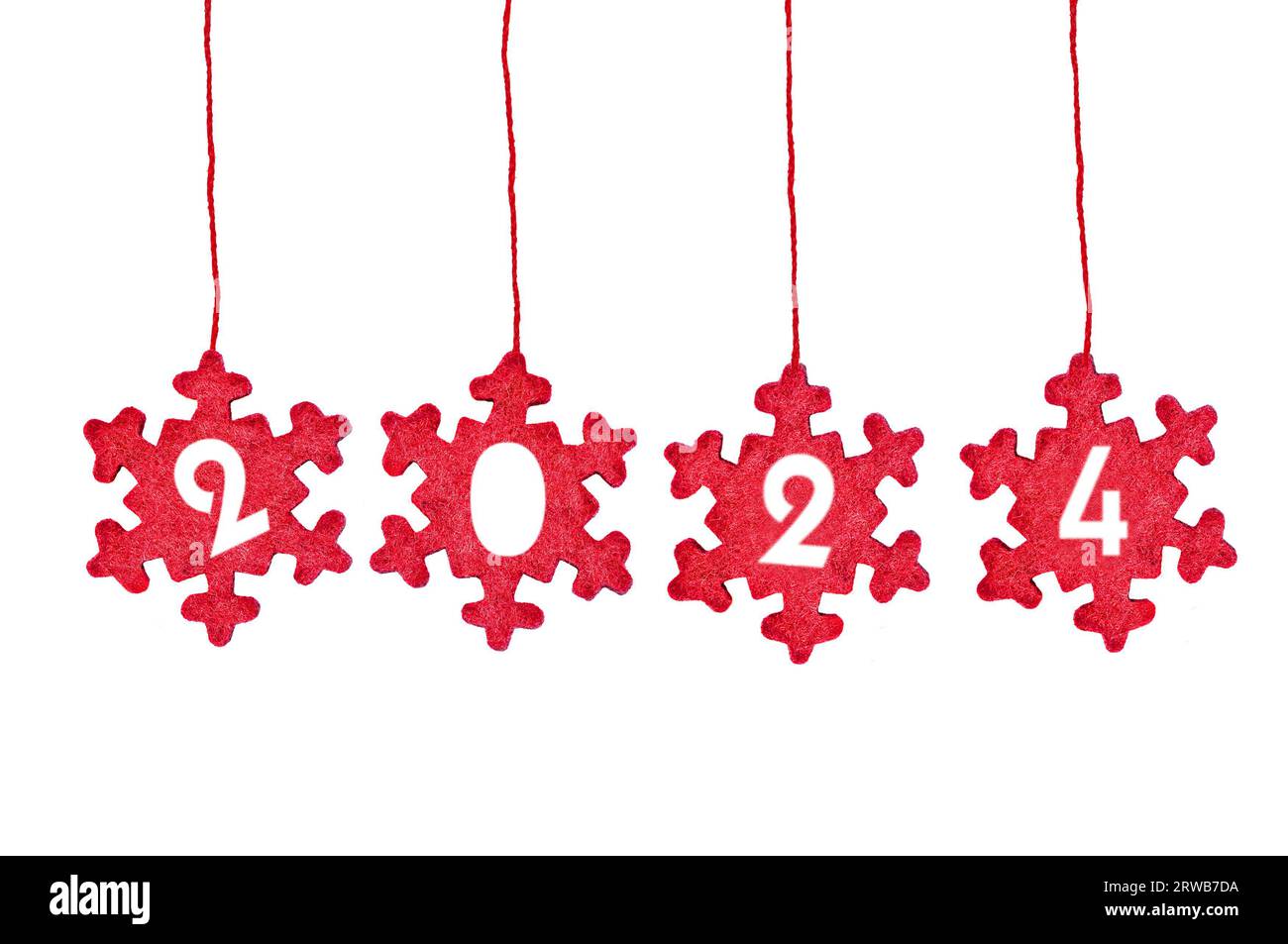 2024 in tessuto rosso ornamenti natalizi appesi su sfondo bianco Foto Stock