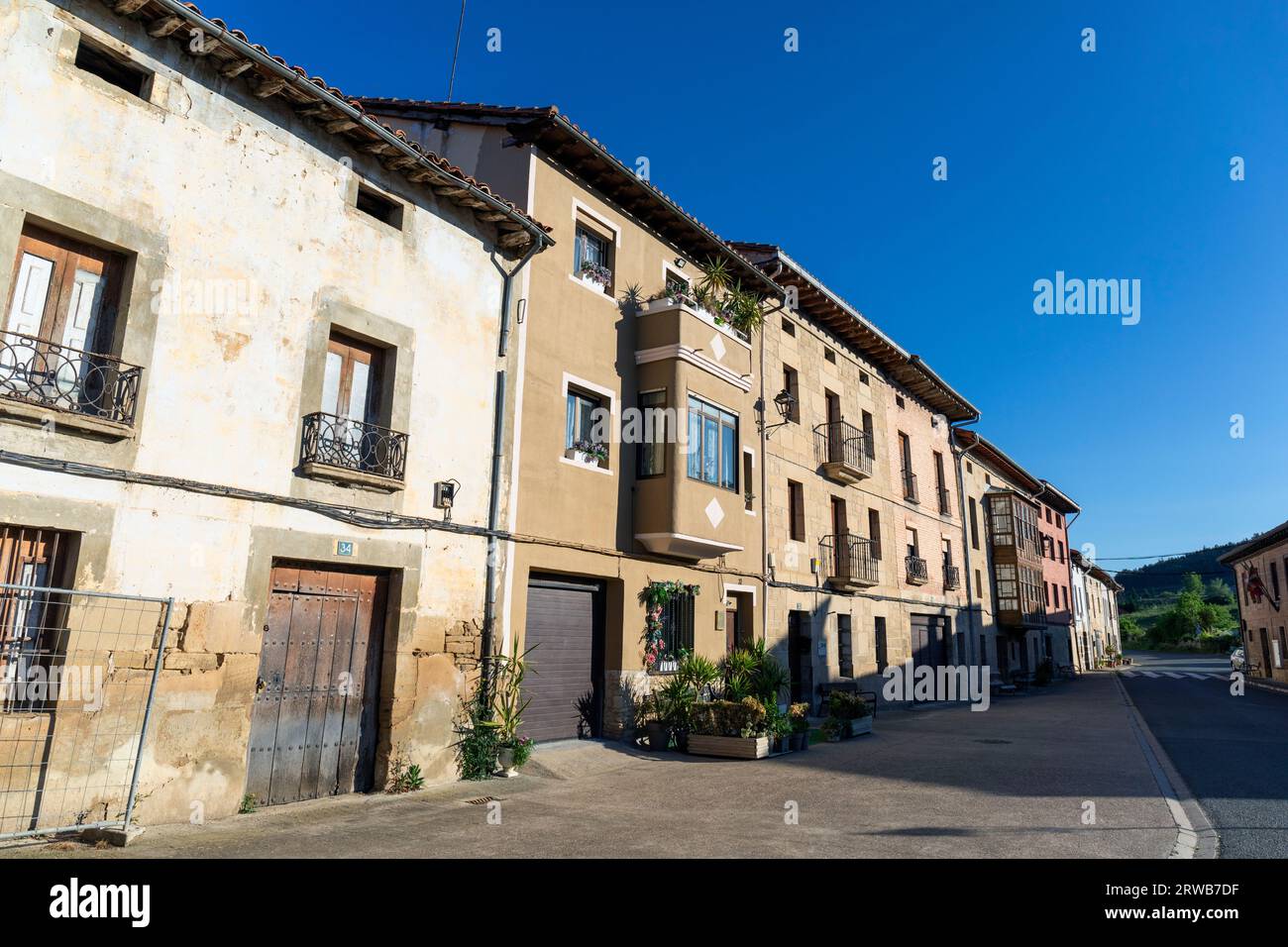 Europa, Spagna, Paesi Baschi, Arminon, Real Kalea con edifici tradizionali nel centro città Foto Stock