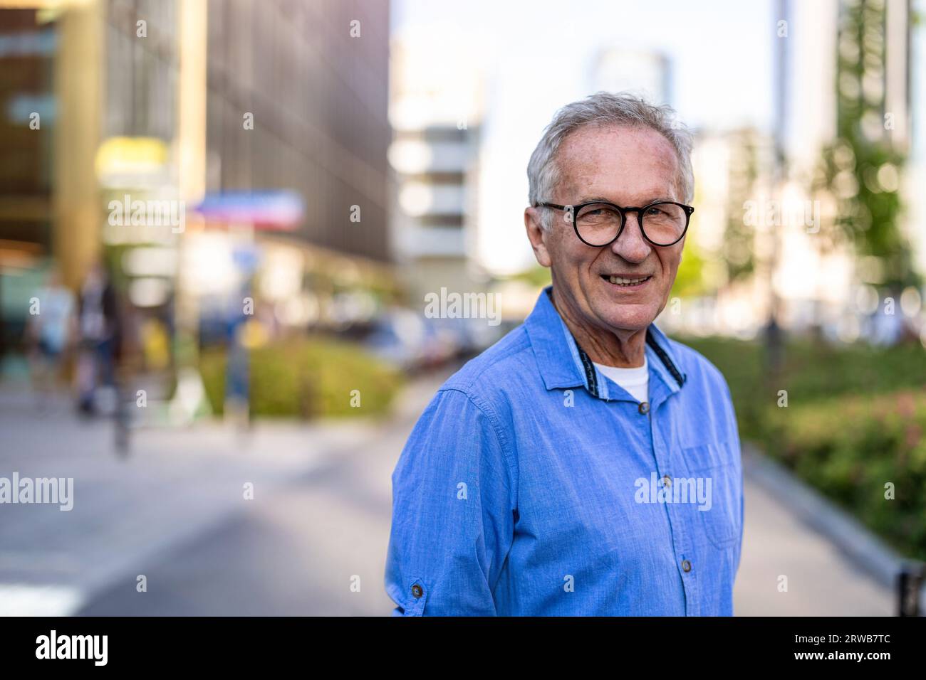 Ritratto di uomo maturo in piedi in città Foto Stock