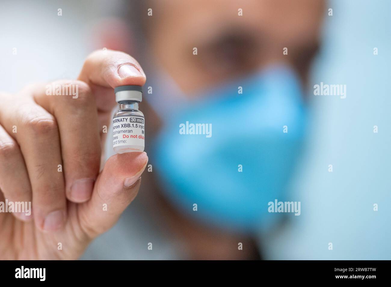 Berlino, Germania. 18 settembre 2023. Un farmacista tiene in farmacia una fiala contenente 6 dosi del nuovo vaccino Corona adattato alla sottolinea Omikron XBB.1,5. Credito: Christophe Gateau/dpa/Alamy Live News Foto Stock