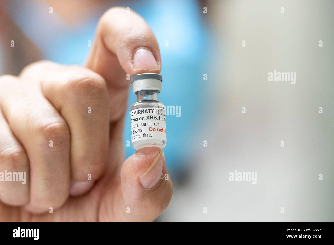 Berlino, Germania. 18 settembre 2023. Un farmacista tiene in farmacia una fiala contenente 6 dosi del nuovo vaccino Corona adattato alla sottolinea Omikron XBB.1,5. Credito: Christophe Gateau/dpa/Alamy Live News Foto Stock