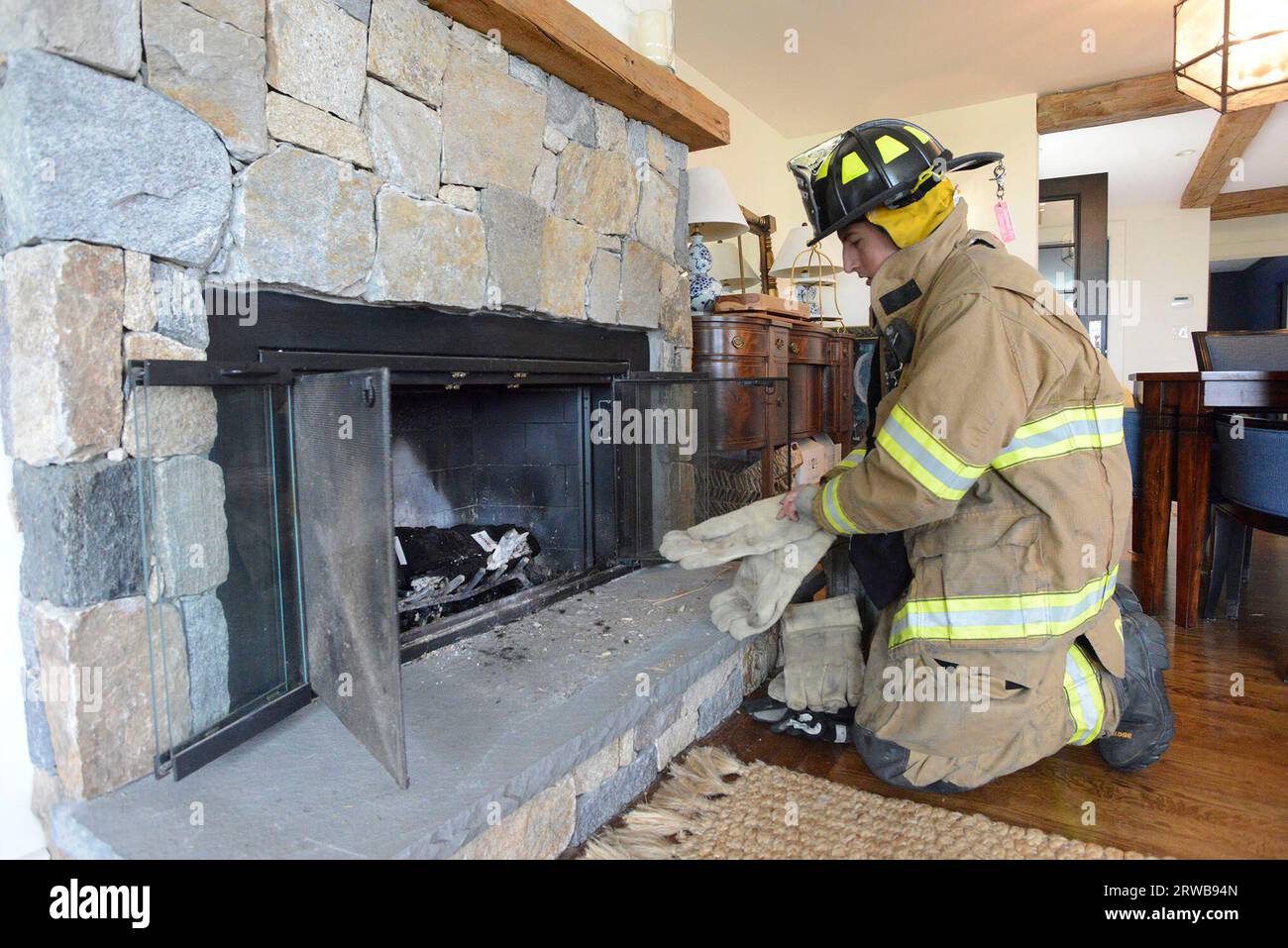 DFD1 chimmneyfire 44 NorthShoreDr06-04-2023 FF Bailey Oliveria a Chimmney Foto Stock