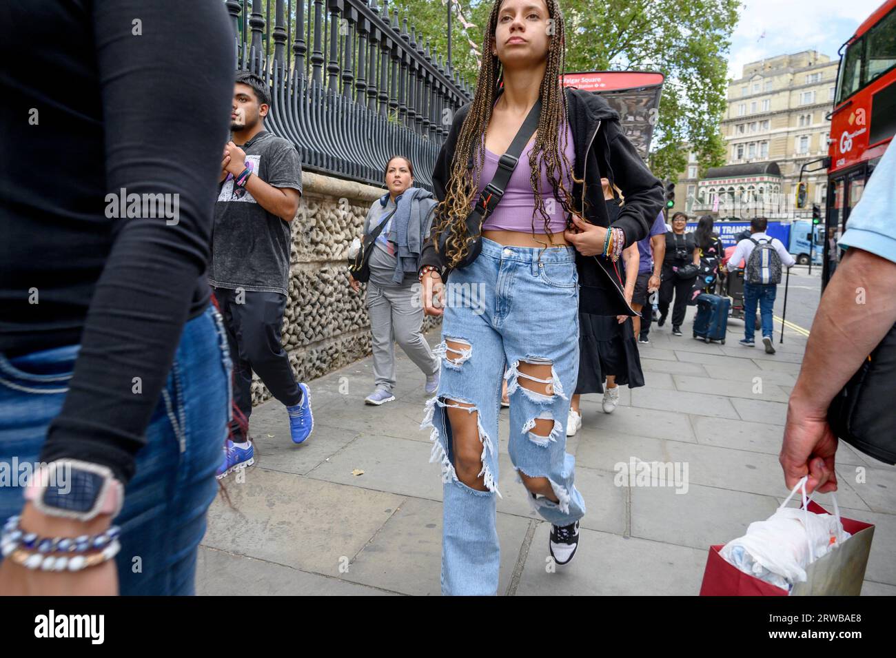 Londra, Regno Unito. Giovane donna che indossa jeans strappati a Charing Cross Foto Stock