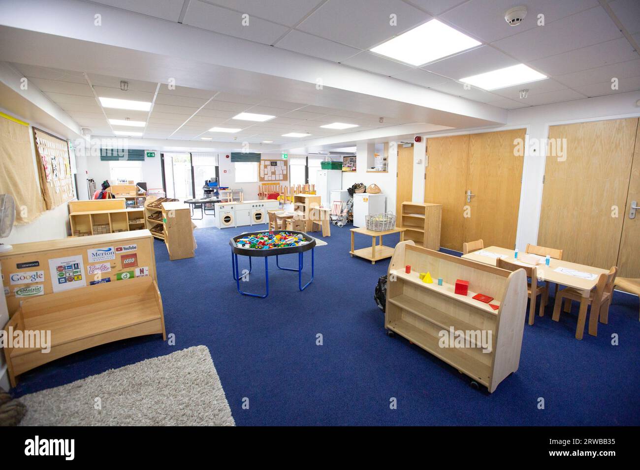 Ambiente di scuola materna per bambini delle scuole primarie con attività per bambini. Foto Stock