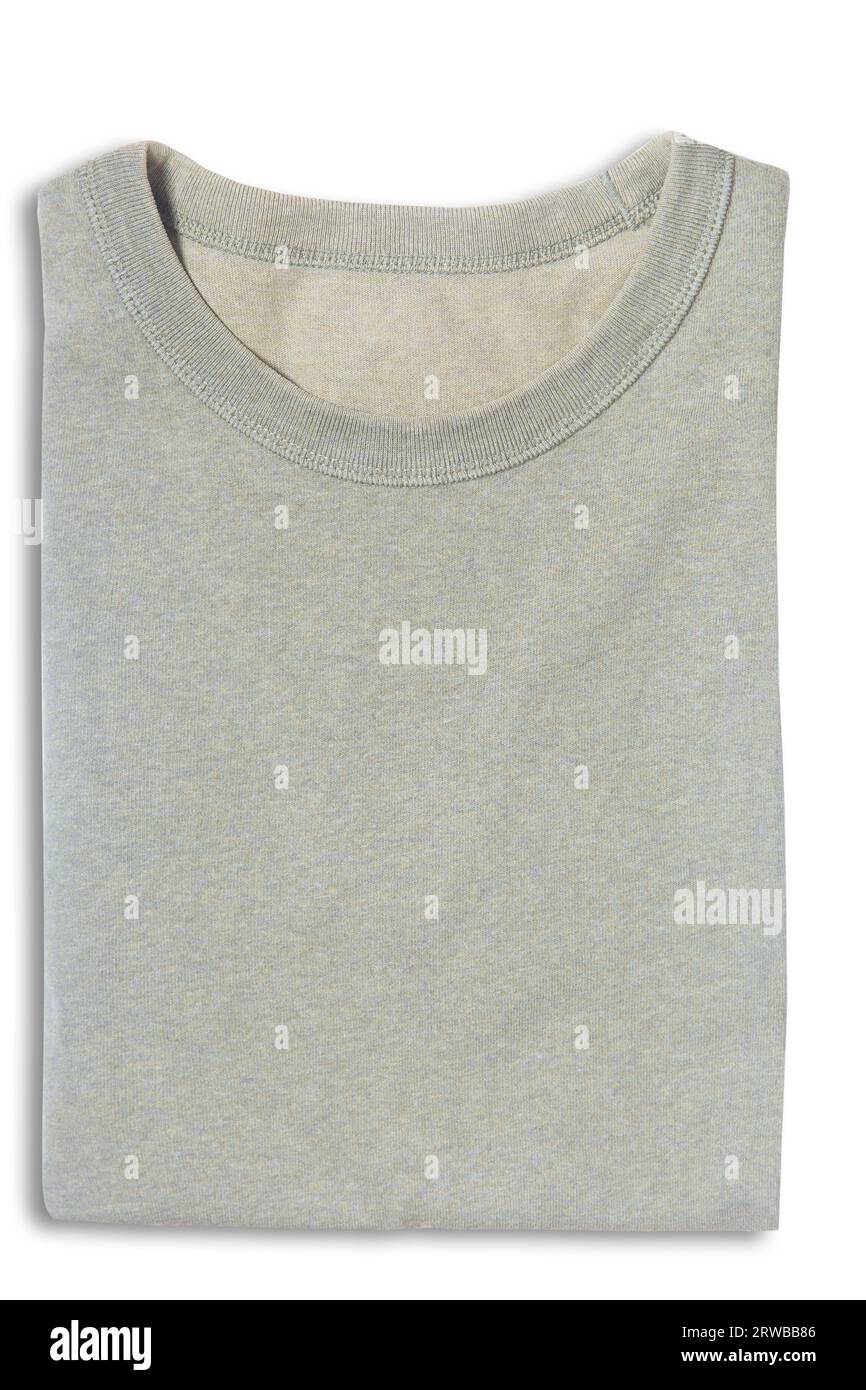 Mockup per il branding vista dall'alto della t-shirt bianca piegata dal bucato isolata su sfondo bianco con percorso di ritaglio. modello nella foto studio Foto Stock