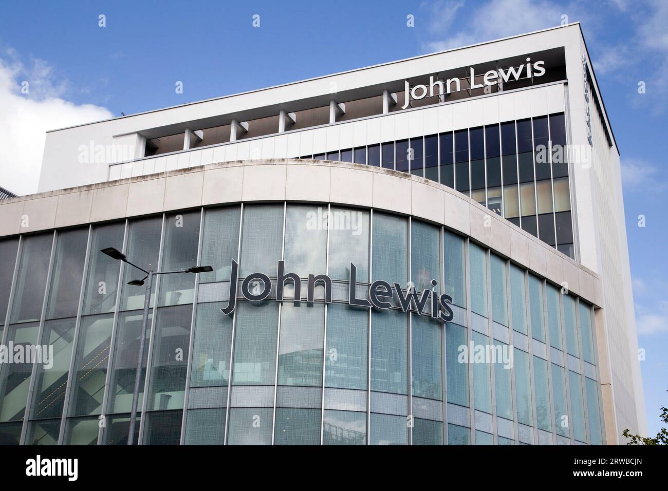 Edificio di John Lewis contro il cielo blu nel centro di Exeter Foto Stock