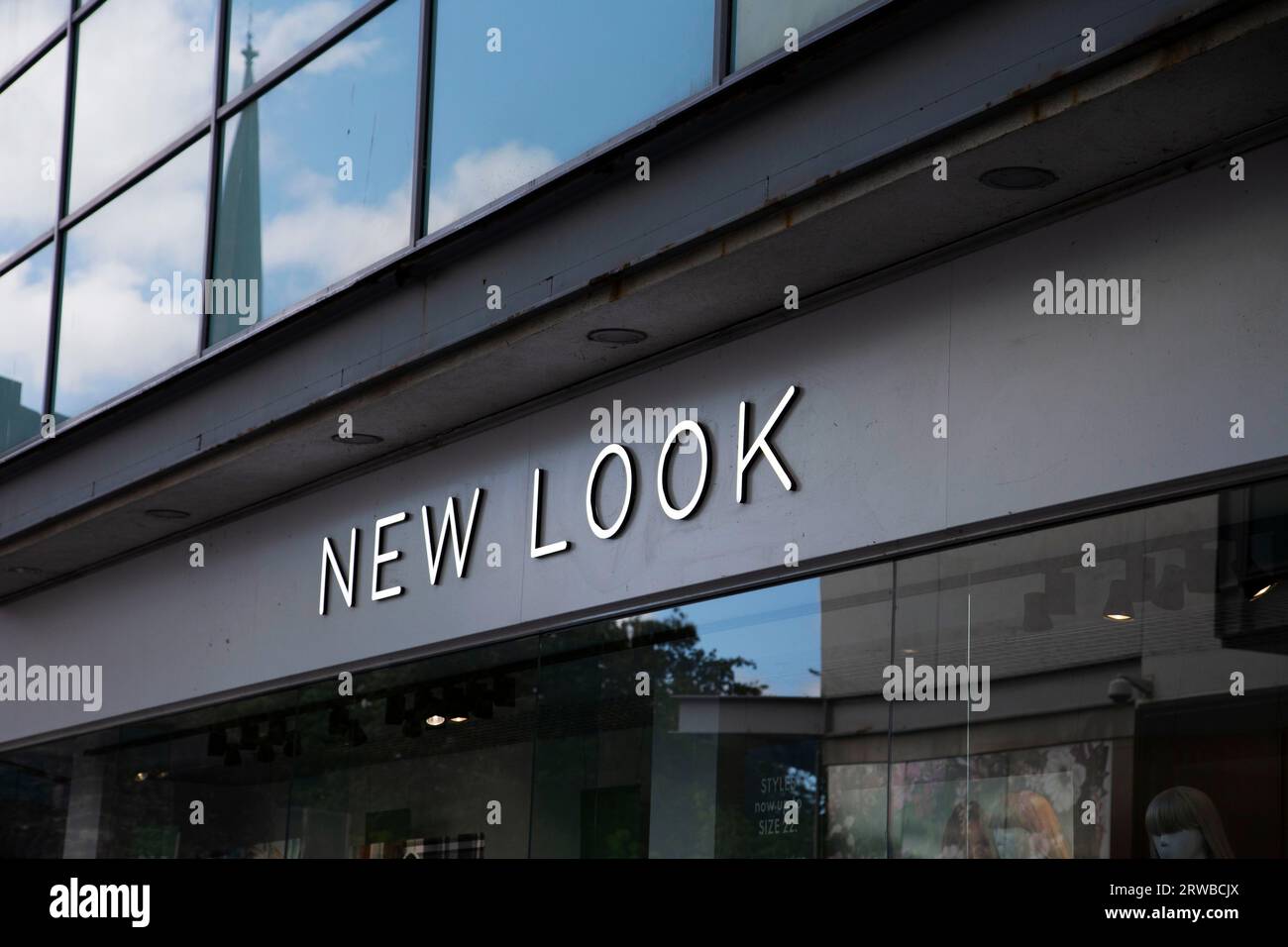 Accendi il nuovo cartello del negozio di abbigliamento Foto Stock