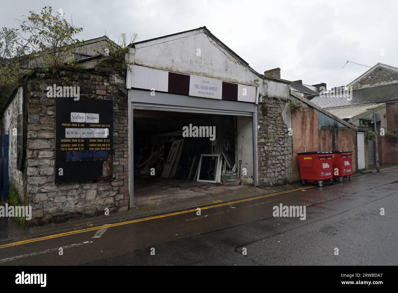 Caratteristica di Bridgend, una città del Galles, UKLa città ha molti negozi abbandonati foto di Richard Williams Photography Foto Stock