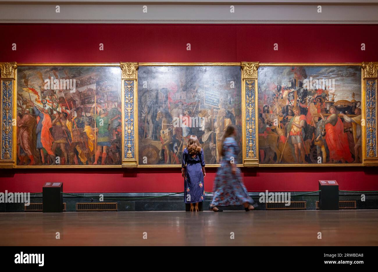 The National Gallery, Londra, Regno Unito. 18 settembre 2023. La Galleria Nazionale espone sei dei dipinti monumentali di Andrea Mantegna, i Trionfi di Cesare, prestati dalla Collezione reale da HM il Re, dal 18 settembre 2023. Il più grande capolavoro dell'artista rinascimentale è in mostra alla Galleria per un periodo di circa 2 anni, mentre la loro casa, la Mantegna Gallery presso Hampton Court Palace, è chiusa per lavori di manutenzione. I trionfi mostrano l'antico sovrano romano Giulio Cesare (circa 102-44 a.C.) di ritorno dalle sue vittoriose campagne militari. Crediti: Malcolm Park/Alamy Live News Foto Stock