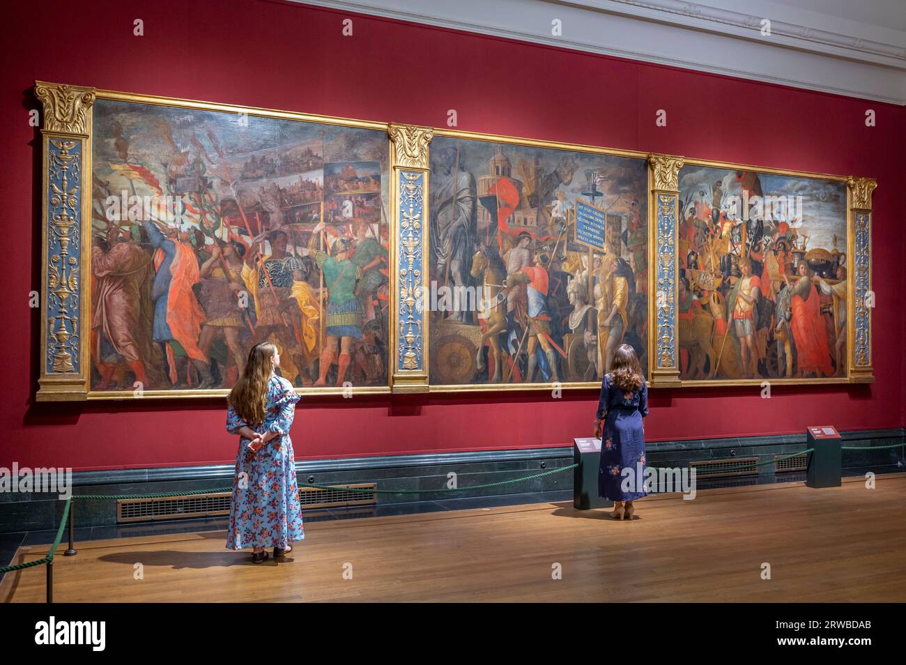 The National Gallery, Londra, Regno Unito. 18 settembre 2023. La Galleria Nazionale espone sei dei dipinti monumentali di Andrea Mantegna, i Trionfi di Cesare, prestati dalla Collezione reale da HM il Re, dal 18 settembre 2023. Il più grande capolavoro dell'artista rinascimentale è in mostra alla Galleria per un periodo di circa 2 anni, mentre la loro casa, la Mantegna Gallery presso Hampton Court Palace, è chiusa per lavori di manutenzione. I trionfi mostrano l'antico sovrano romano Giulio Cesare (circa 102-44 a.C.) di ritorno dalle sue vittoriose campagne militari. Crediti: Malcolm Park/Alamy Live News Foto Stock