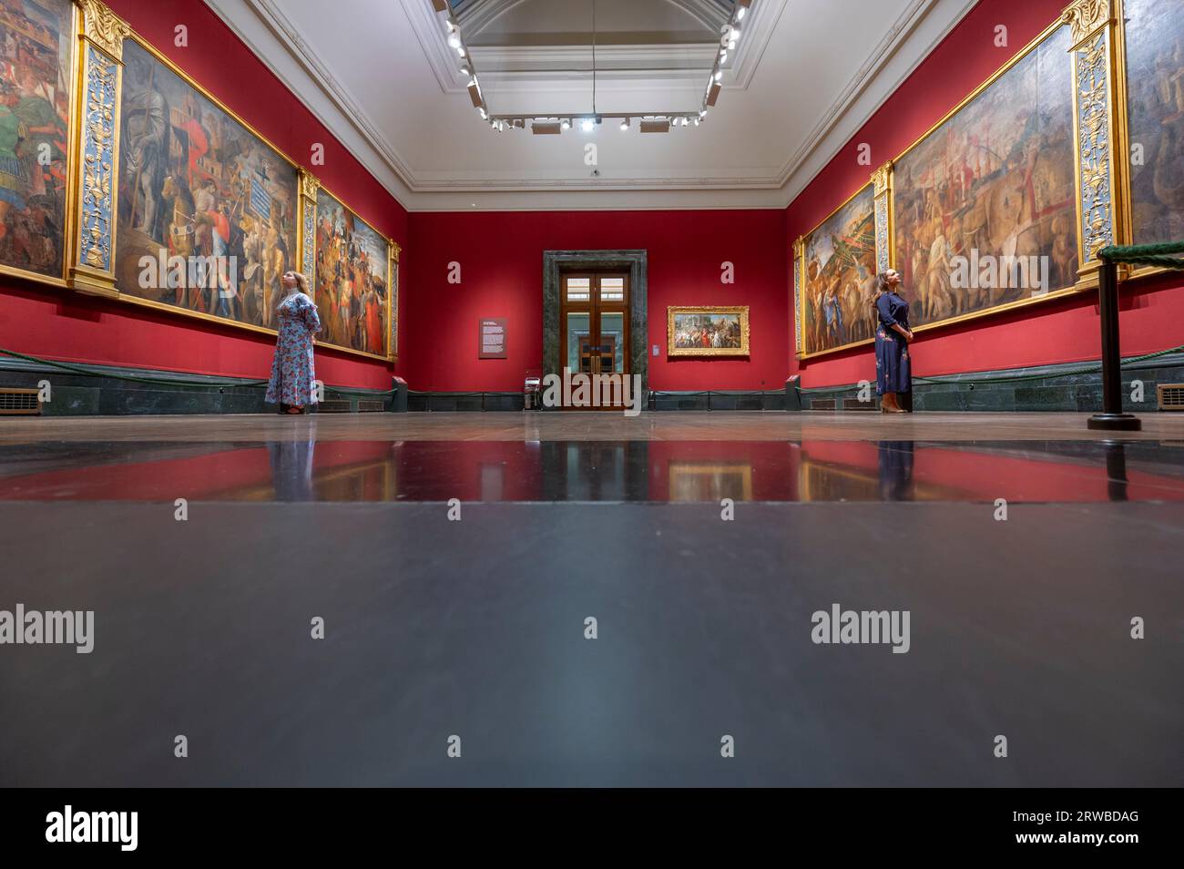 The National Gallery, Londra, Regno Unito. 18 settembre 2023. La Galleria Nazionale espone sei dei dipinti monumentali di Andrea Mantegna, i Trionfi di Cesare, prestati dalla Collezione reale da HM il Re, dal 18 settembre 2023. Il più grande capolavoro dell'artista rinascimentale è in mostra alla Galleria per un periodo di circa 2 anni, mentre la loro casa, la Mantegna Gallery presso Hampton Court Palace, è chiusa per lavori di manutenzione. I trionfi mostrano l'antico sovrano romano Giulio Cesare (circa 102-44 a.C.) di ritorno dalle sue vittoriose campagne militari. Crediti: Malcolm Park/Alamy Live News Foto Stock