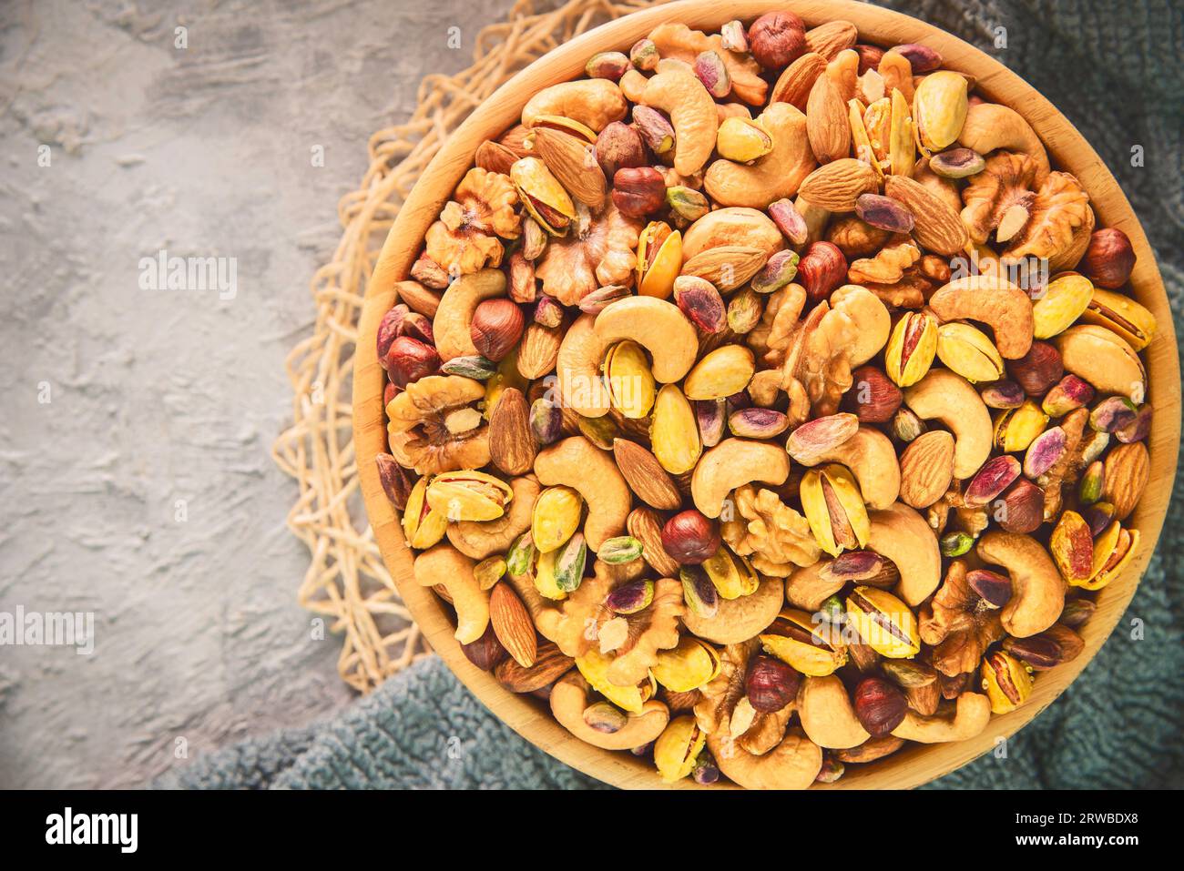 Mix di noci salate arrostite. Vista superiore con spazio di copia. Foto Stock