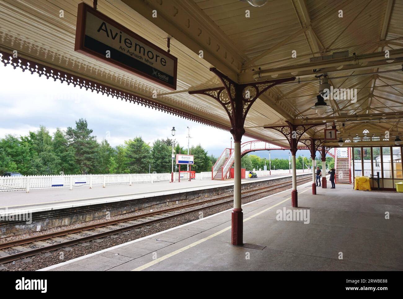 I viaggiatori aspettano il prossimo treno alla stazione di Aviemore. La città di Aviemore si trova nel Cairngorms National Park, nelle Highlands scozzesi. Foto Stock