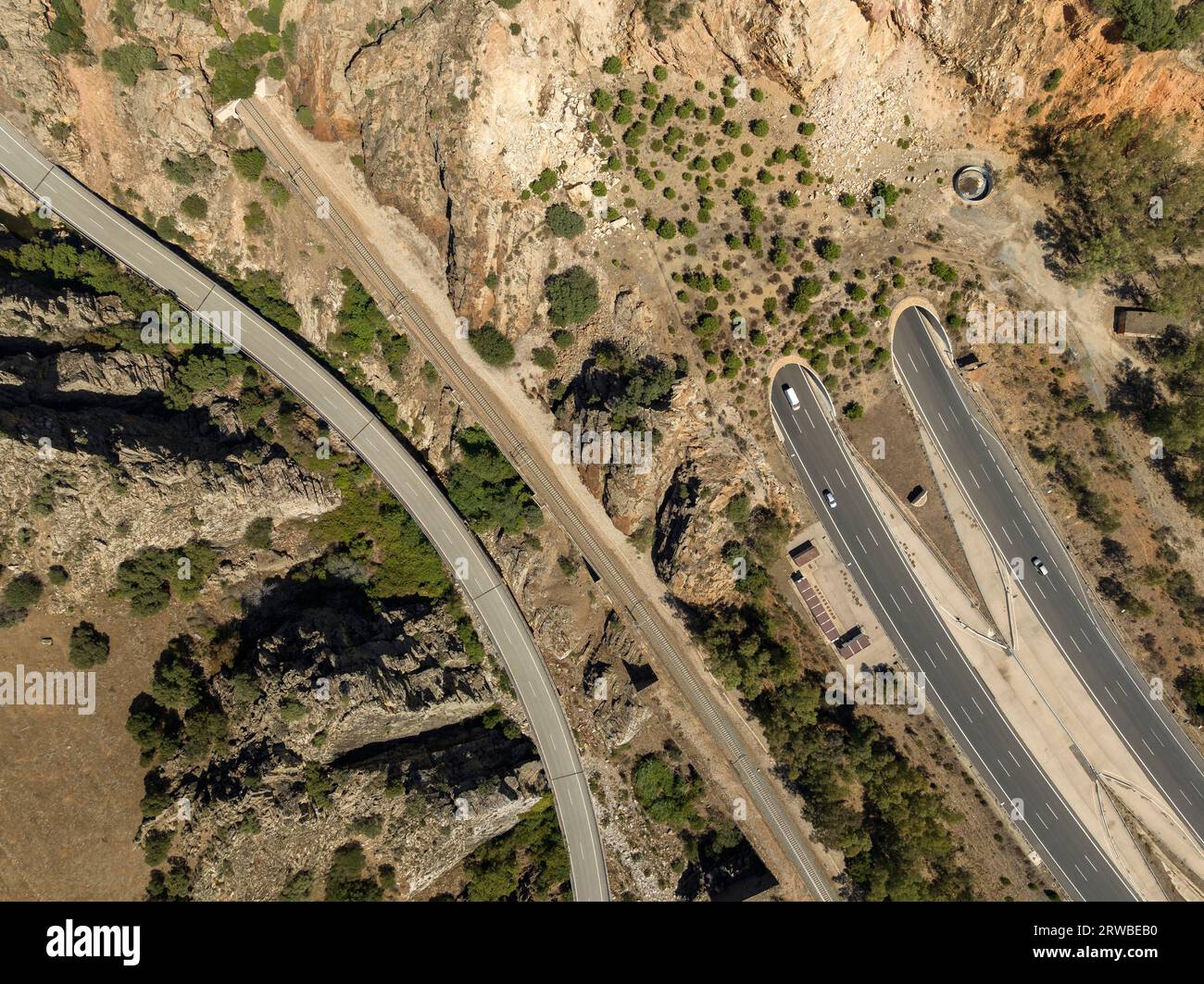 Vista aerea della gola di Despeñaperros e delle strade che attraversano lo stretto (Jaén, Andalusia, Spagna) ESP: Vista aérea del paso de Despeñaperros (Jaén) Foto Stock