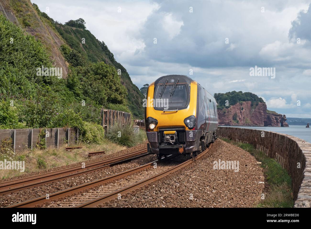Un treno passeggeri in viaggio verso la vicina Teignmouth e oltre Devon UK Foto Stock