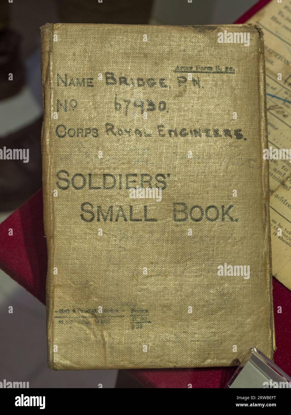 Soldiers' Small Book, utilizzato per registrare informazioni personali appartenenti al Corporal PN Bridge, Royal Engineers Museum di Gillingham, Kent, Regno Unito. Foto Stock