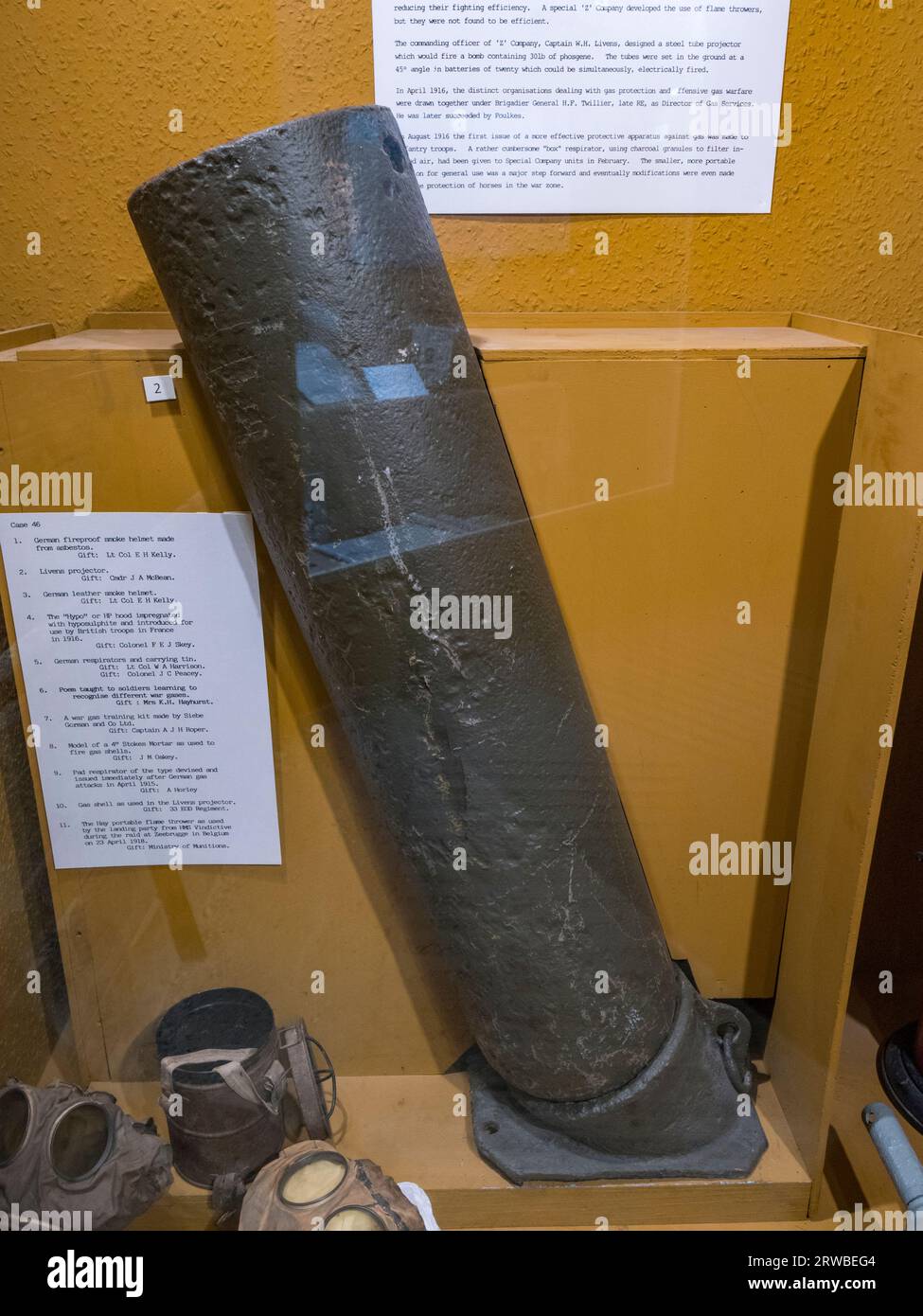 Un Livens Projector era una semplice mostra di armi simile a un mortaio nel Royal Engineers Museum di Gillingham, Kent, Regno Unito. Foto Stock