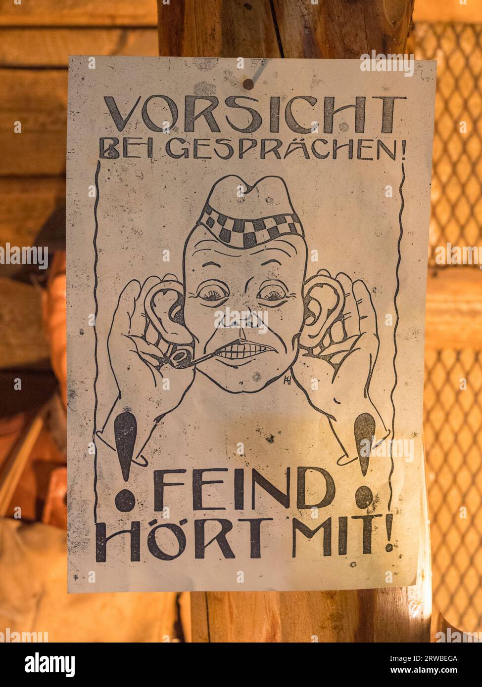 Poster tedesco che ricorda alle truppe di non parlare in caso il nemico possa sentire, in mostra al Royal Engineers Museum di Gillingham, Kent, Regno Unito. Foto Stock
