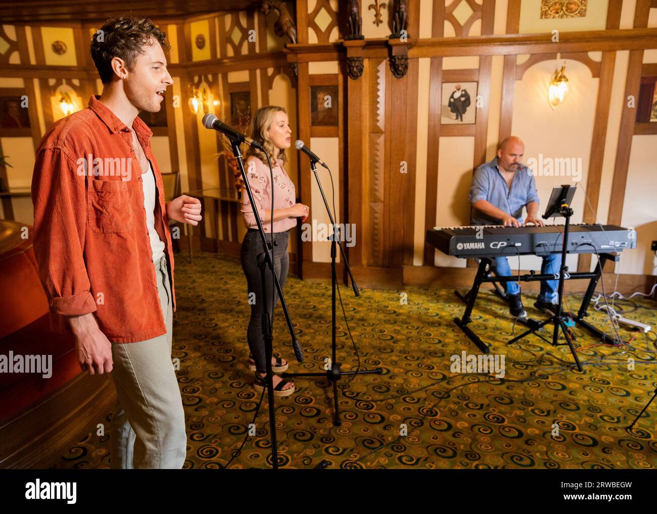 Rhiannon Chesterman e Daniel Cahill registrano West End New Friends al Victoria Palace Theatre © Clarissa Debenham (Film Free Photography) / Alamy Foto Stock