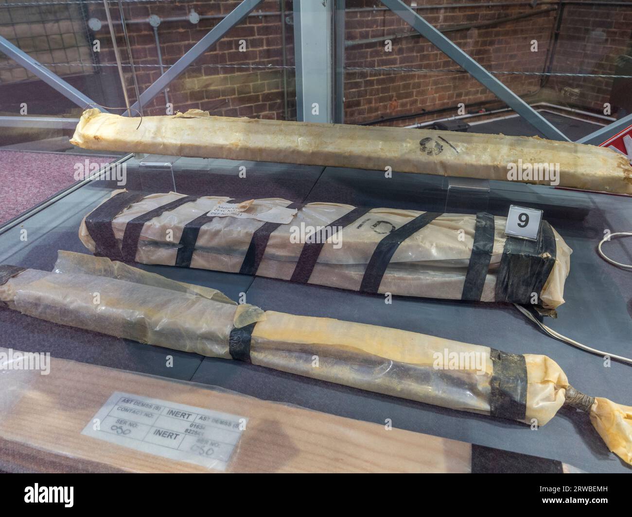 Esposizione di dispositivi esplosivi improvvisati inerti (IED) in mostra al Royal Engineers Museum di Gillingham, Kent, Regno Unito. Foto Stock