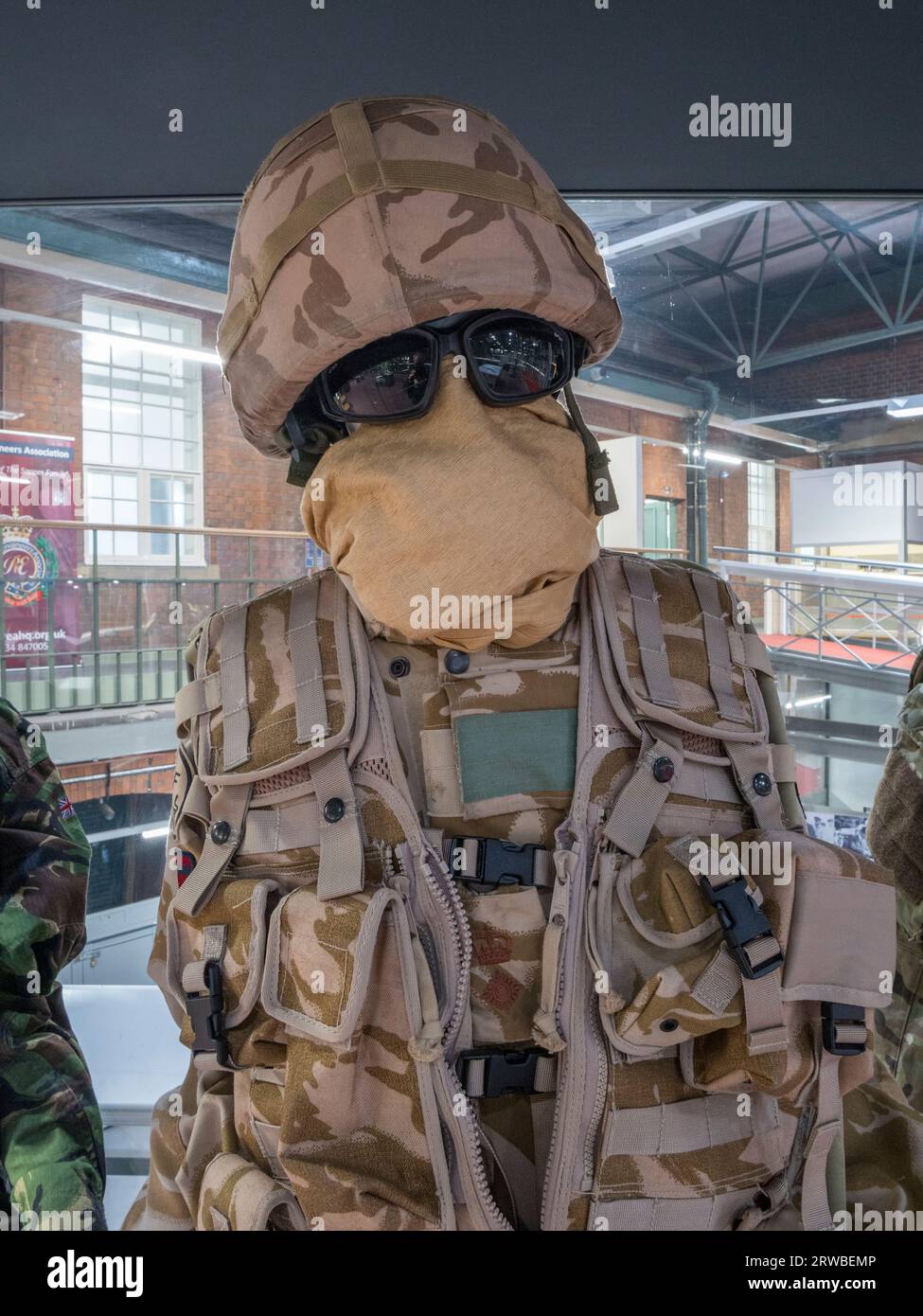 Un abito da combattimento No 5 Desert Combat Dress indossato dalle truppe britanniche nel 2011 in Afghanistan in mostra al Royal Engineers Museum di Gillingham, Kent, Regno Unito. Foto Stock