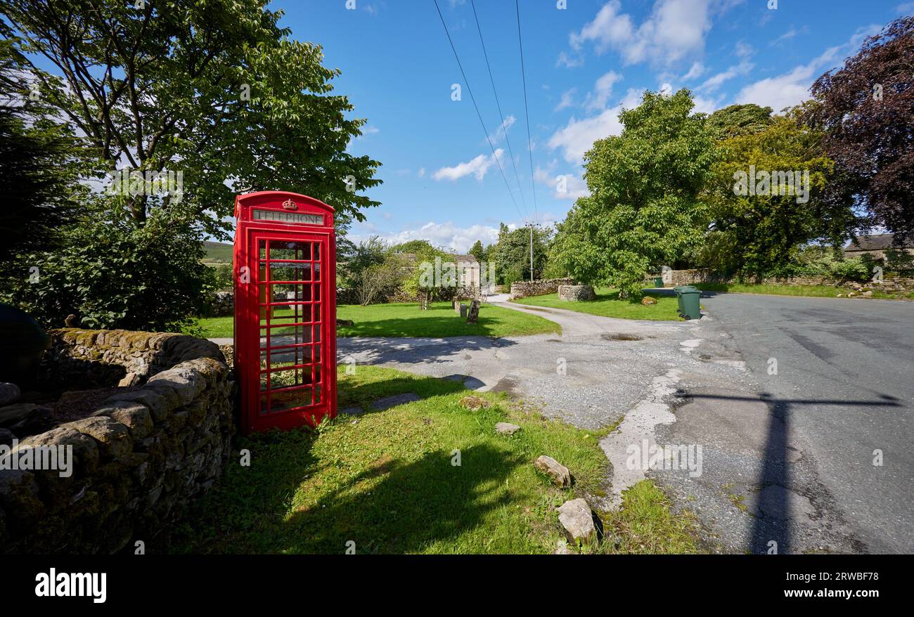 Nel centro del villaggio, un chiosco telefonico convertito in casa di un defibrillatore Foto Stock