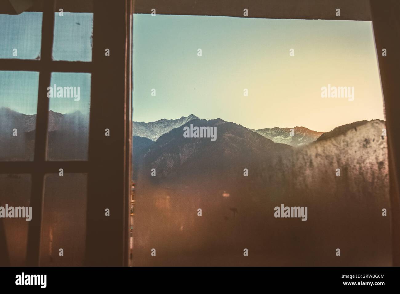 Vista delle cime innevate dell'Himalaya dalla finestra all'alba. Foto Stock