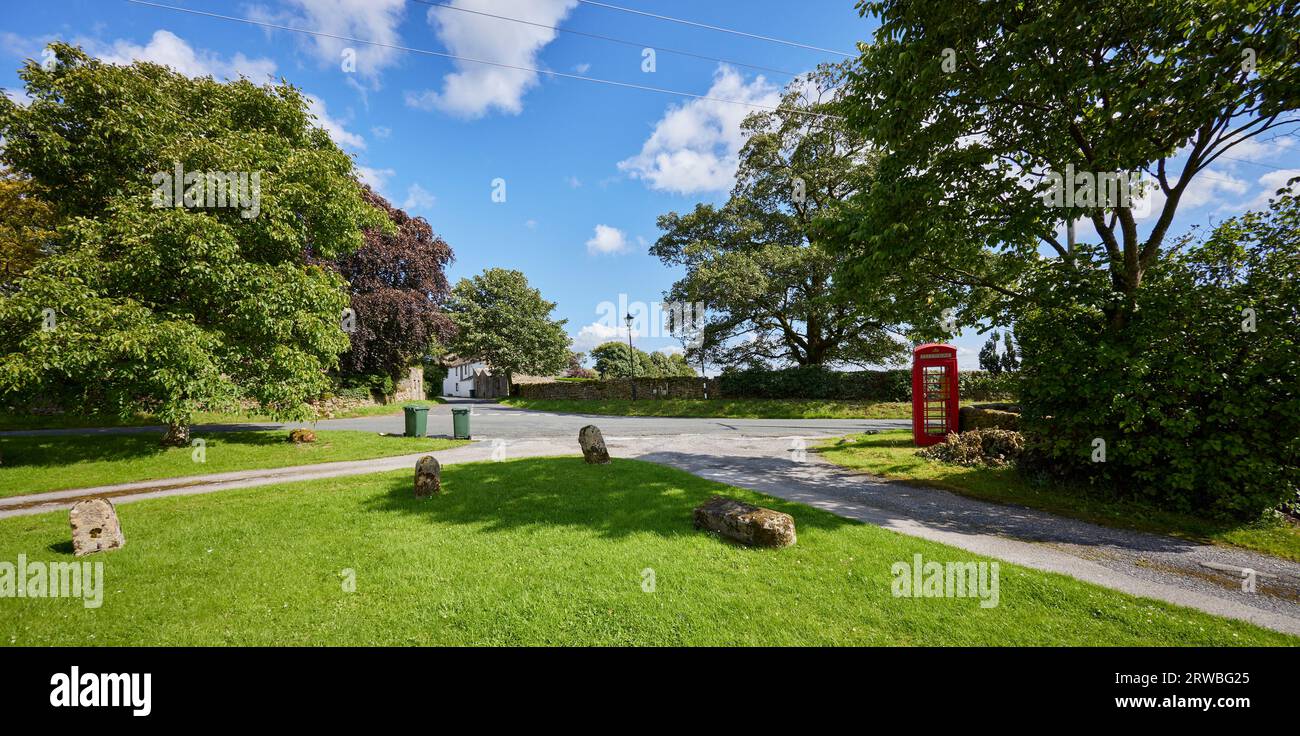Centro di Halton East con verde villaggio e chiosco telefonico con debrullatore all'interno Foto Stock