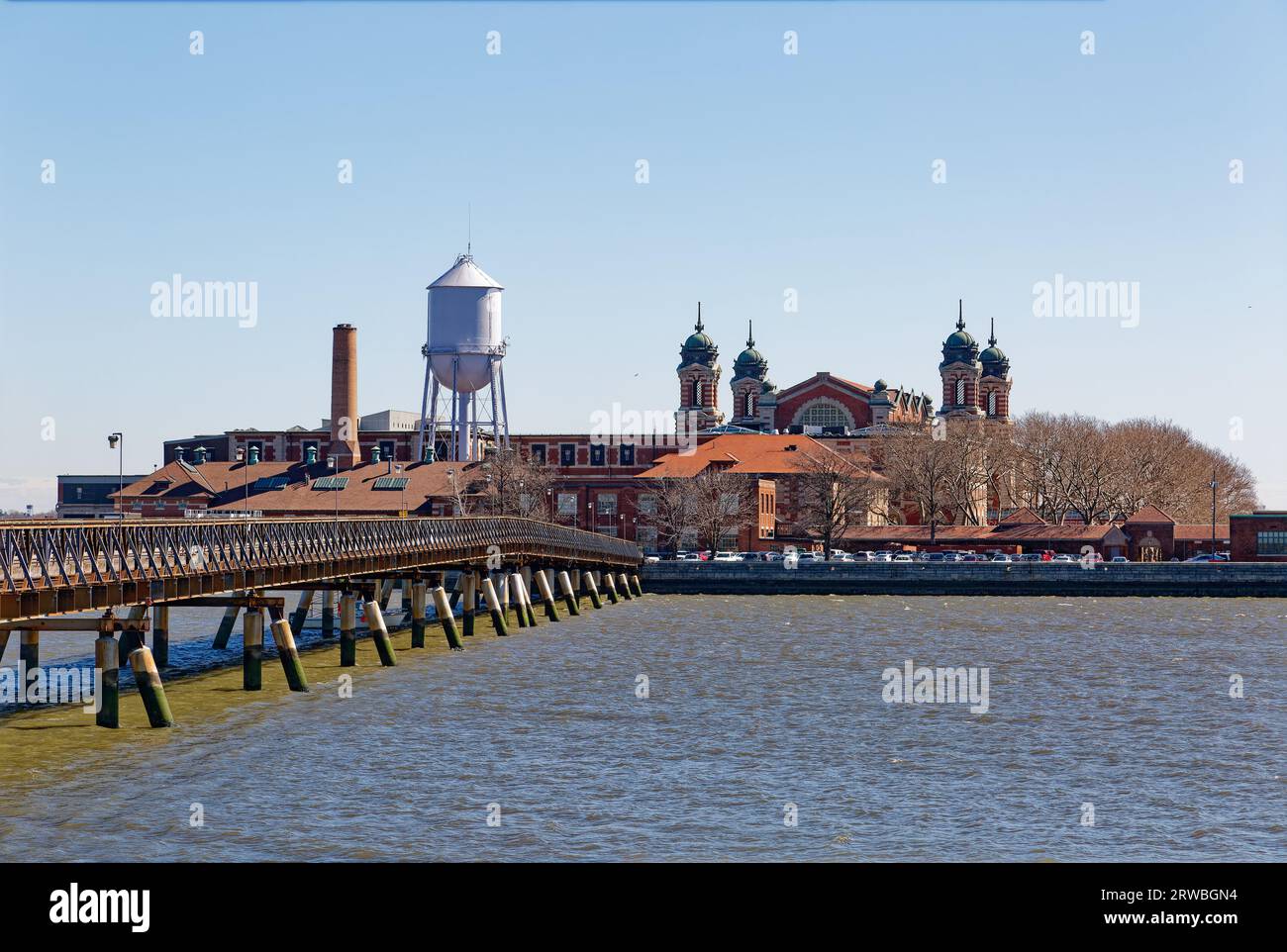 Ellis Island vista dal Liberty State Park, New Jersey: L'Ellis Island Bridge si collega al Liberty State Park, New Jersey. Foto Stock