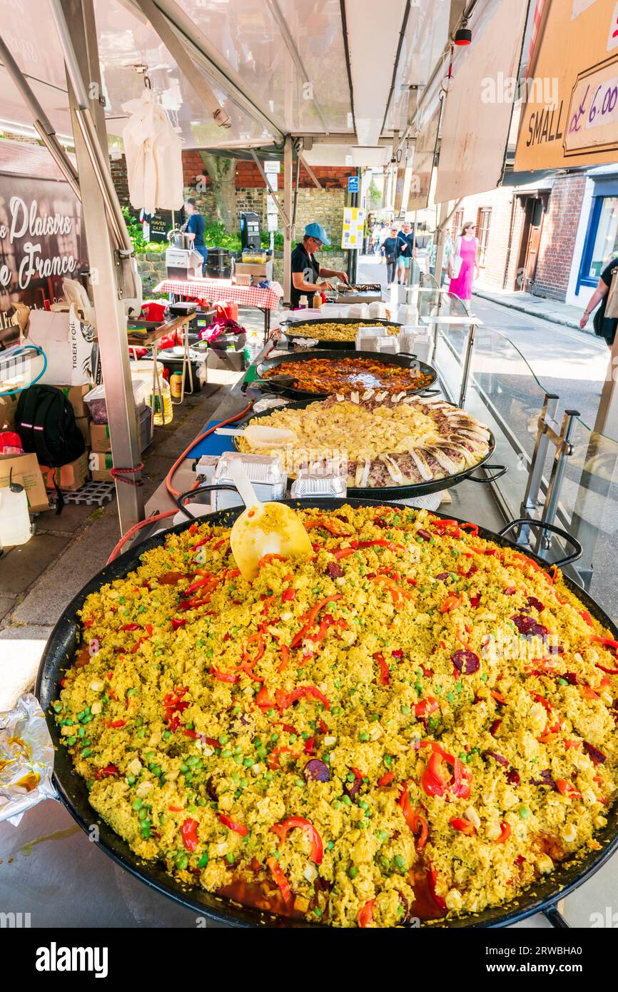 Primo piano della bancarella di cibo francese che vende paella e Tartiflette, che viene cucinata in enormi padelle nere in un evento nella città di Sandwich nel Kent. Foto Stock