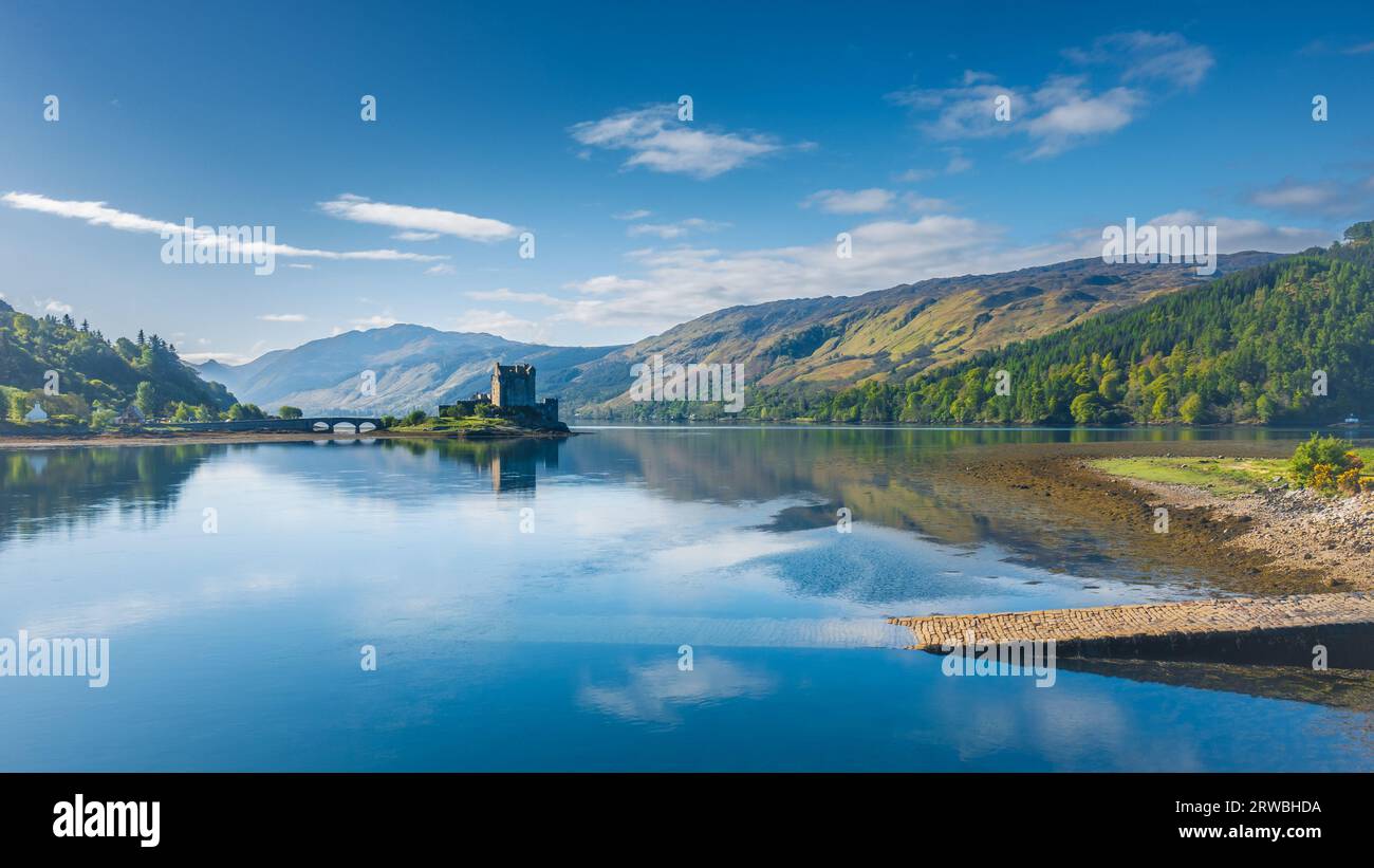 Scena panoramica del castello di Eilean Donan in Scozia nei colori primaverili, Regno Unito Foto Stock
