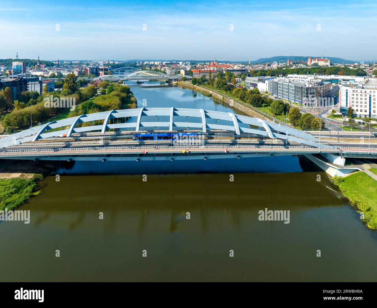 Cracovia, Polonia. Ponte sospeso Kotlarski con autostrada cittadina, pista ciclabile, tram e tram blu sul fiume Vistola. Altri ponti e la città vecchia con Foto Stock