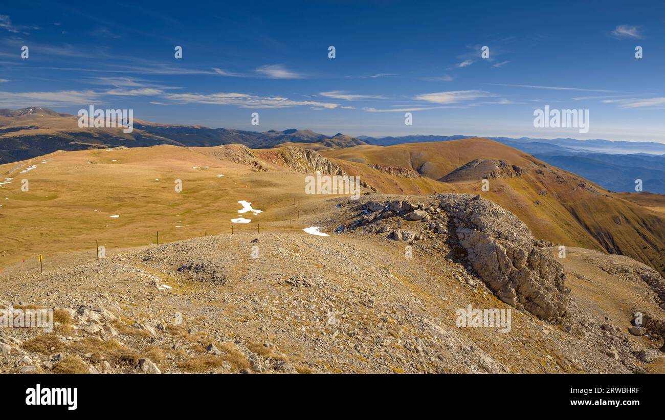 Vista panoramica dalla cima della Tosa d'Alp in una mattinata autunnale (Cerdanya, Catalogna, Spagna, Pirenei) Foto Stock