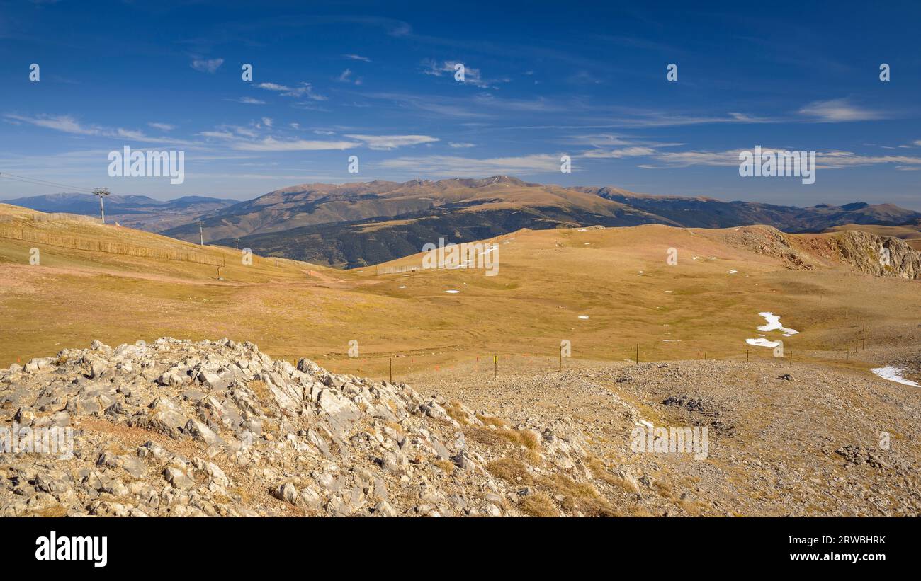 Vista panoramica dalla cima della Tosa d'Alp in una mattinata autunnale (Cerdanya, Catalogna, Spagna, Pirenei) Foto Stock