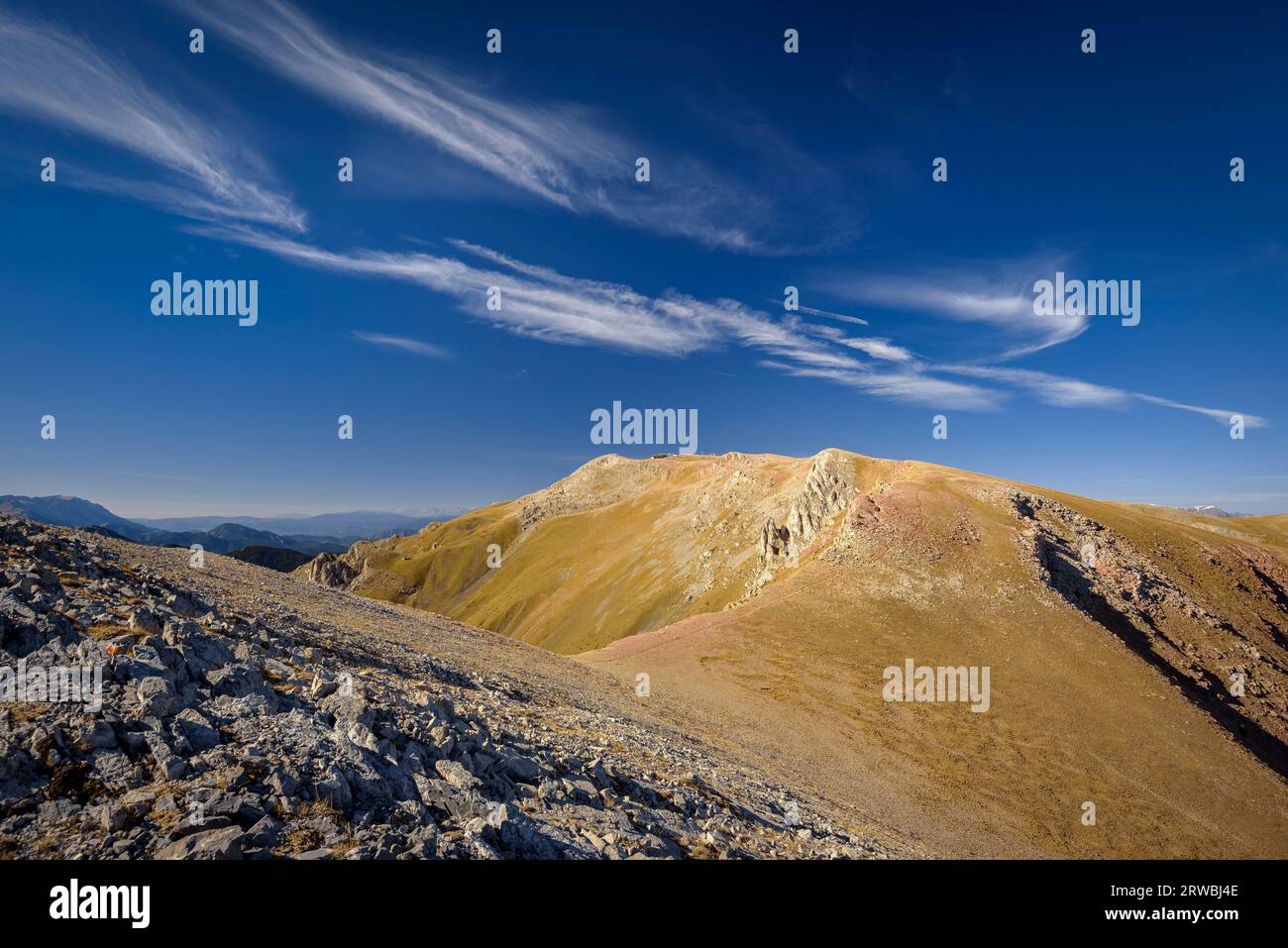 Monte Tosa d'Alp in autunno visto da un bunker sulla Línea P (linea dei Pirenei) (Cerdanya, Catalogna, Spagna, Pirenei) ESP: Montaña de la Tosa d'Alp Foto Stock