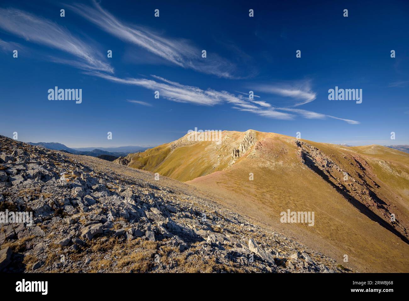 Monte Tosa d'Alp in autunno visto da un bunker sulla Línea P (linea dei Pirenei) (Cerdanya, Catalogna, Spagna, Pirenei) ESP: Montaña de la Tosa d'Alp Foto Stock