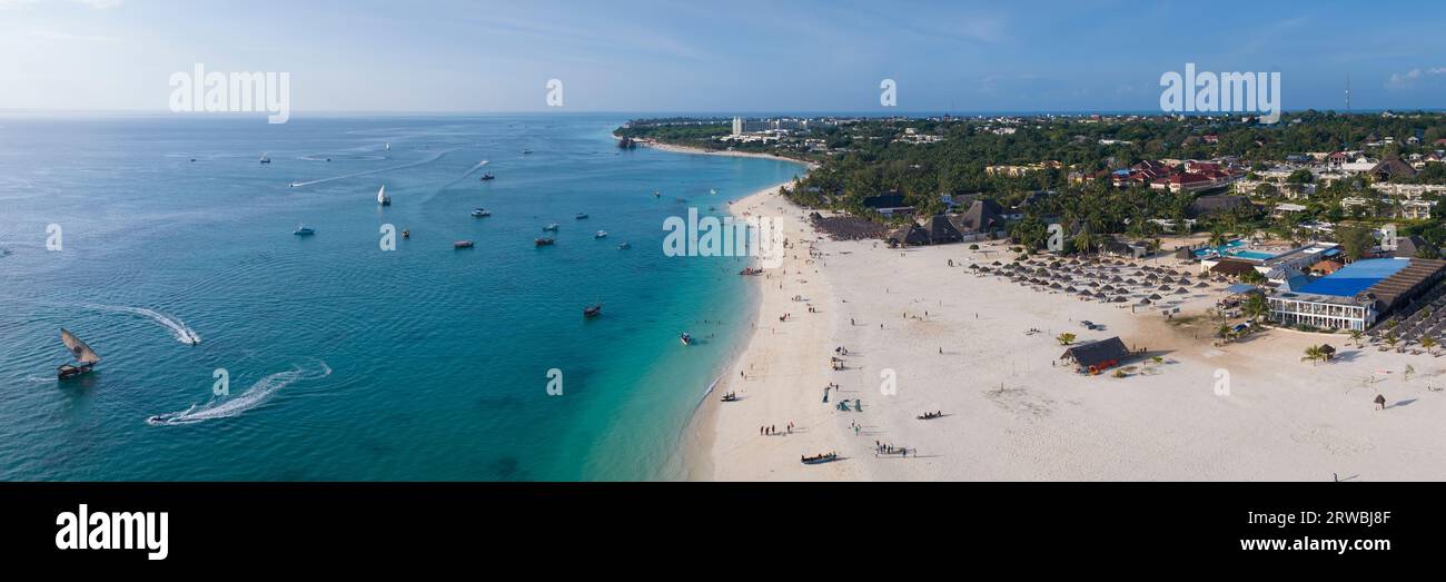 Vista aerea della spiaggia di Zanzibar, dove turisti e locali si mescolano di colori e gioia, concetto di vacanza estiva, vista aerea della spiaggia di Kendwa, Tanza Foto Stock