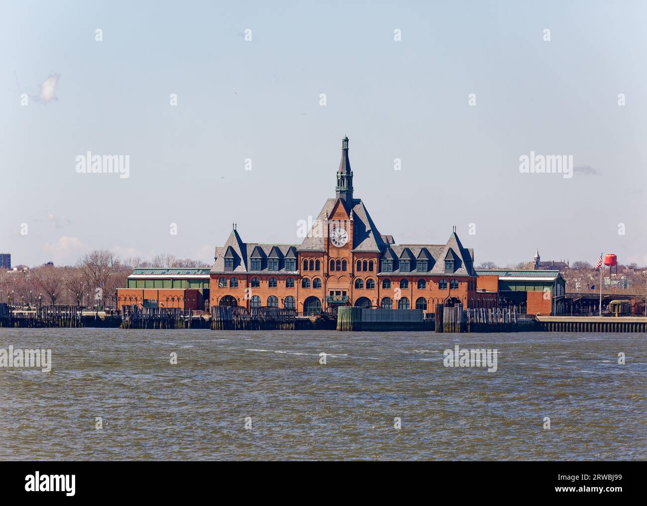 Central Railroad of New Jersey Terminal, vista dal fiume Hudson. Sessantacinquemila pendolari una volta passavano qui ogni giorno tra treni e traghetti. Foto Stock