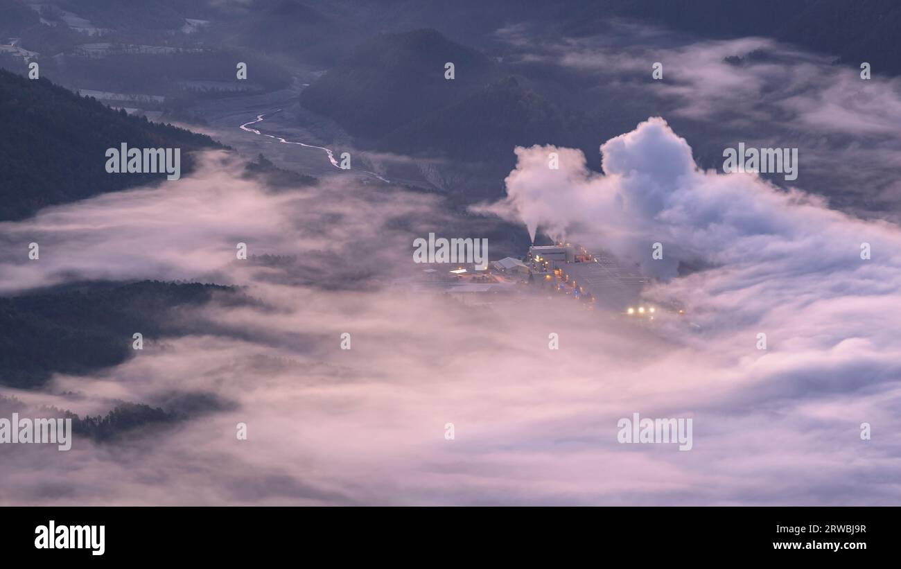 Alba nella valle del Vall de Lord con nebbia sul bacino idrico di Llosa del Cavall. Vista da Port del Comte. Solsonès Lleida, Catalogna, Spagna, Pirenei Foto Stock