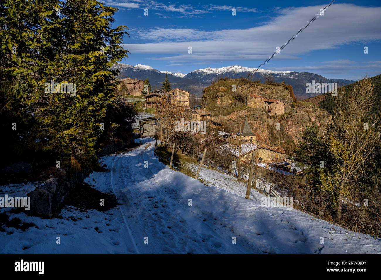 Villaggio di El Querforadat con un po' di neve in inverno (Alt Urgell, Lleida, Catalogna, Spagna, Pirenei) ESP: Aldea de El Querforadat con nieve, España Foto Stock