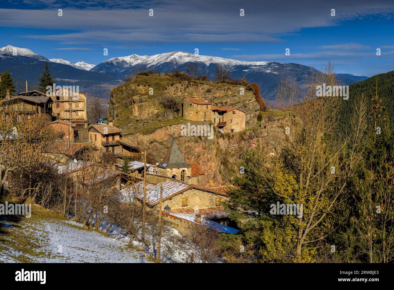 Villaggio di El Querforadat con un po' di neve in inverno (Alt Urgell, Lleida, Catalogna, Spagna, Pirenei) ESP: Aldea de El Querforadat con nieve, España Foto Stock