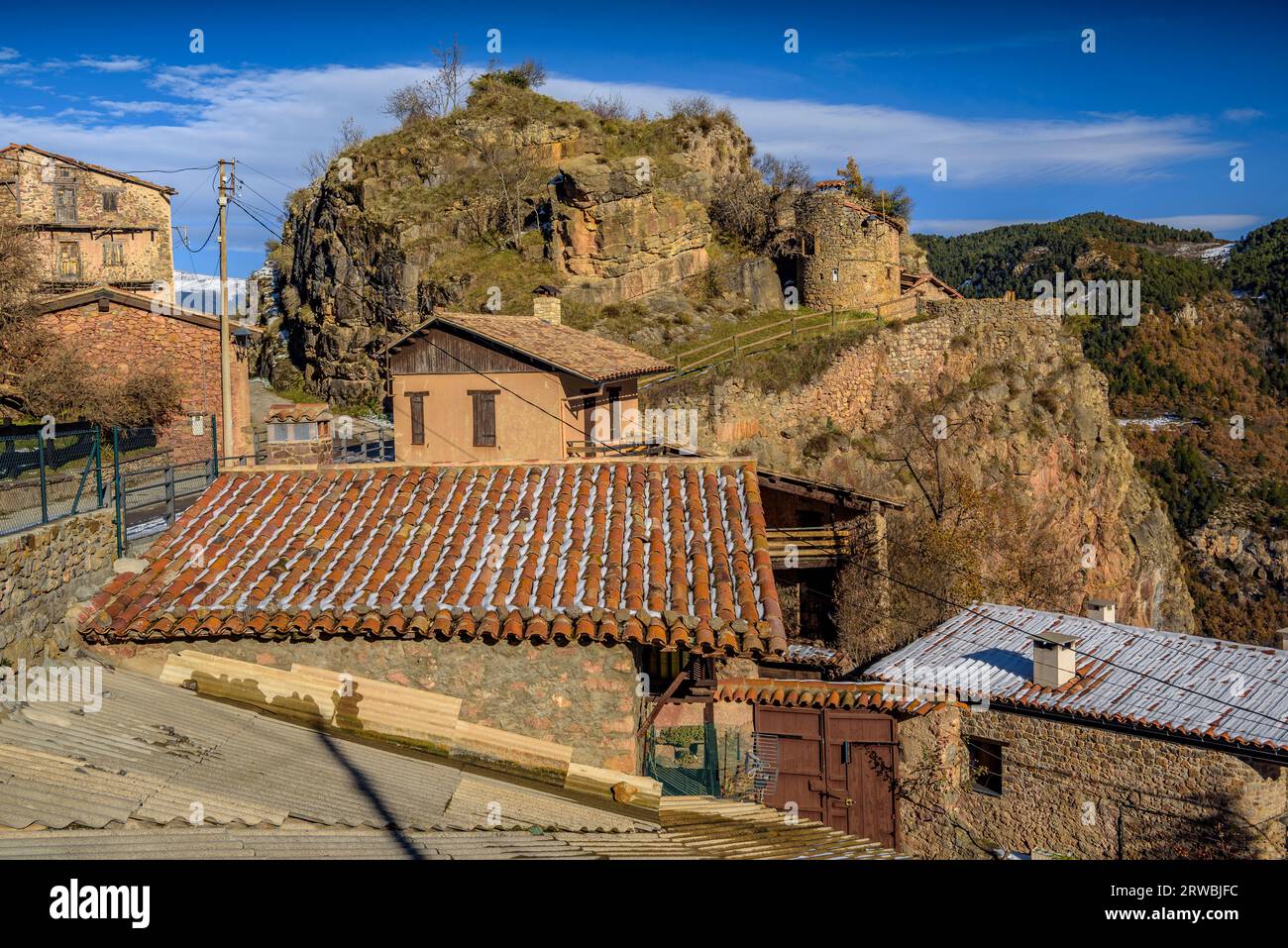 Villaggio di El Querforadat con un po' di neve in inverno (Alt Urgell, Lleida, Catalogna, Spagna, Pirenei) ESP: Aldea de El Querforadat con nieve, España Foto Stock