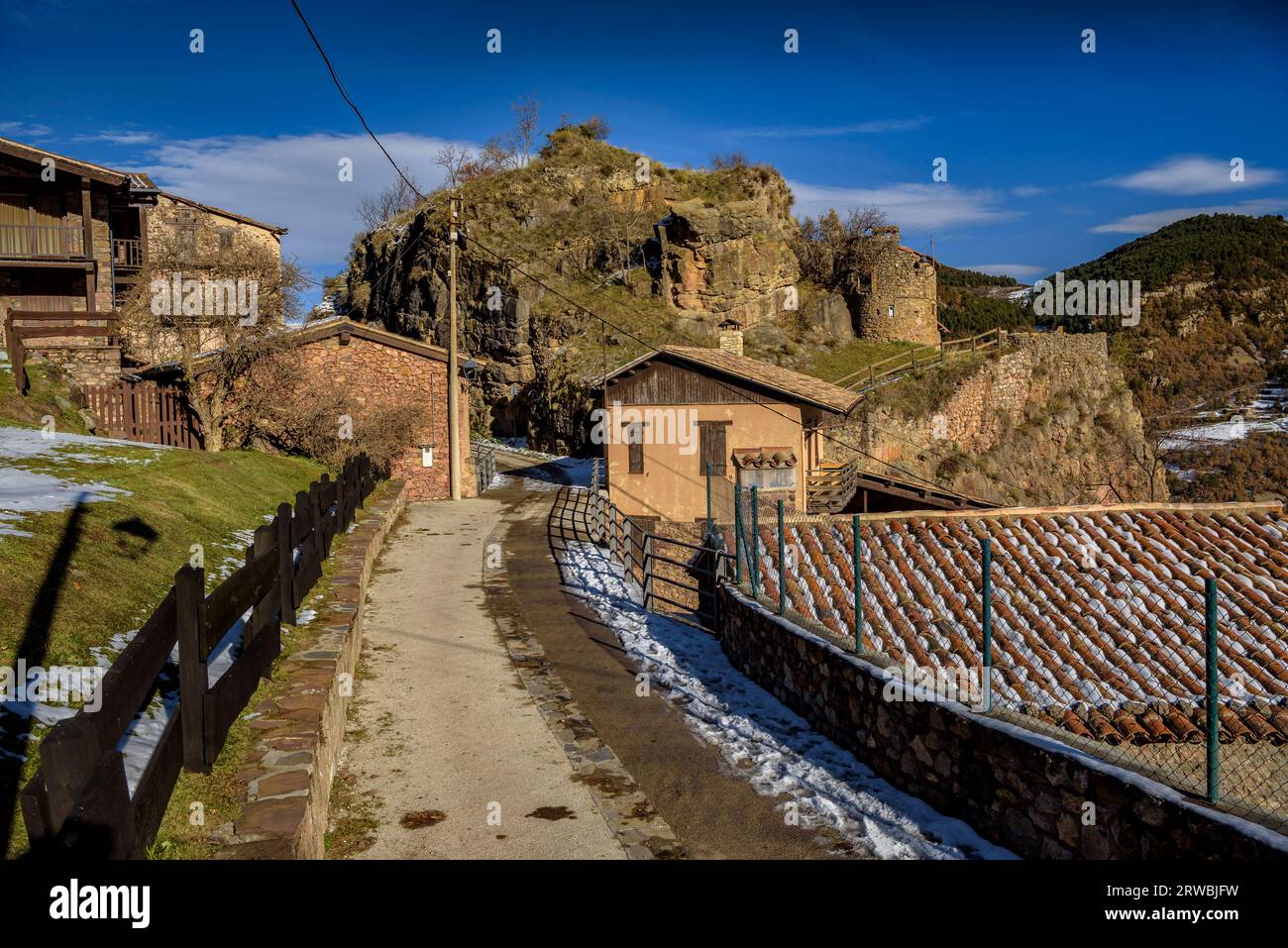 Villaggio di El Querforadat con un po' di neve in inverno (Alt Urgell, Lleida, Catalogna, Spagna, Pirenei) ESP: Aldea de El Querforadat con nieve, España Foto Stock